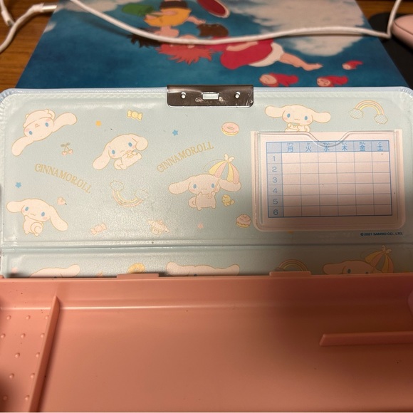 Cinnamon Roll pencil case - Picture 2 of 3